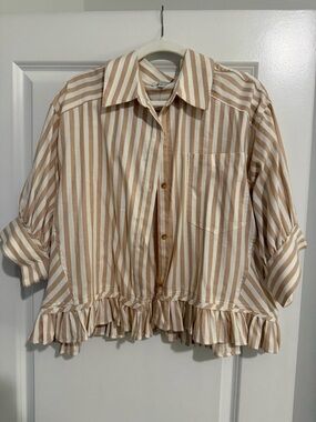 Francesca's Collections Cream & Tan Striped Ruffle Hem Button-Up